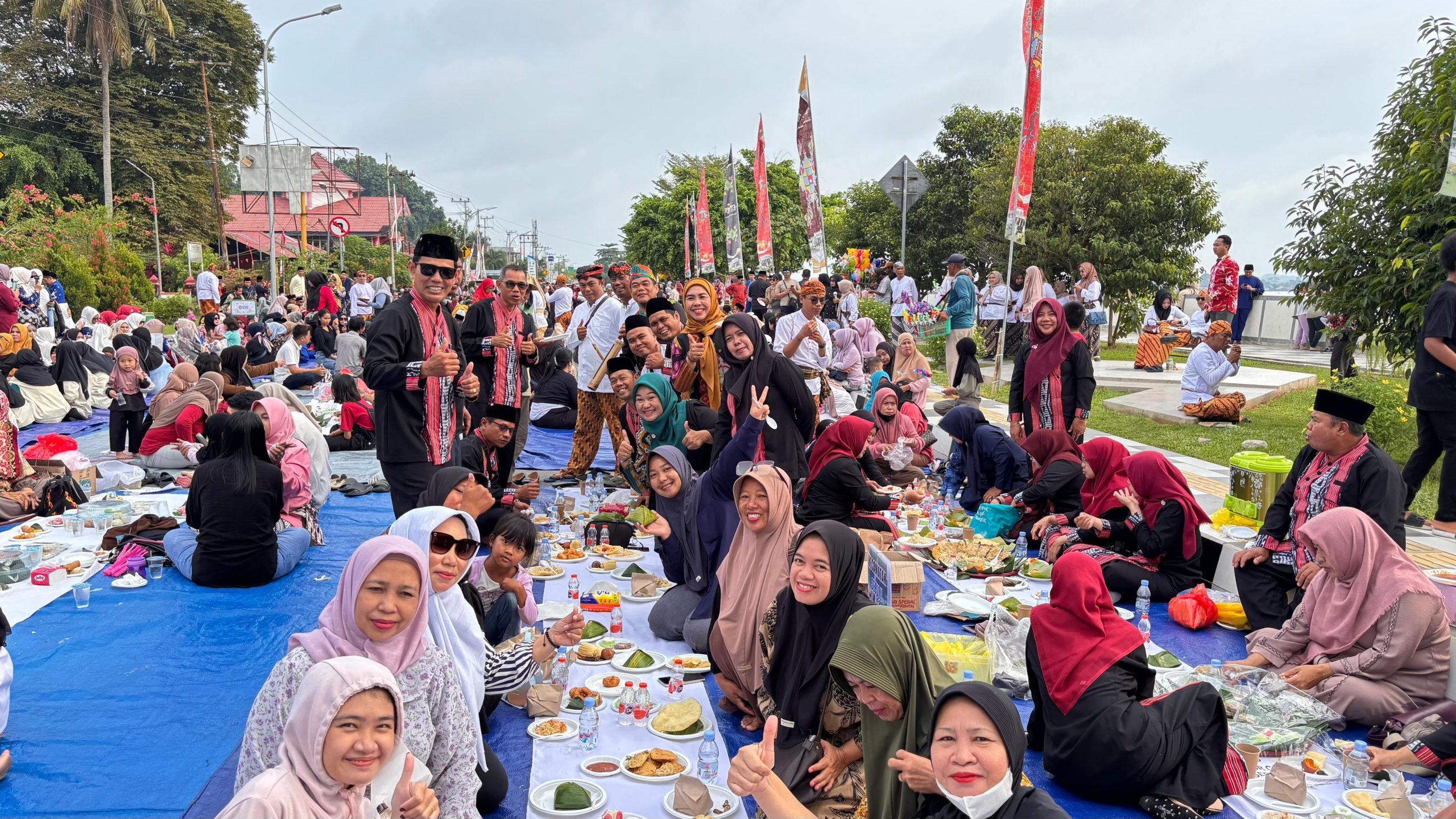 Kecamatan Sebulu Berpartisipasi Dalam Acara Beseprah di Festival Erau 2025