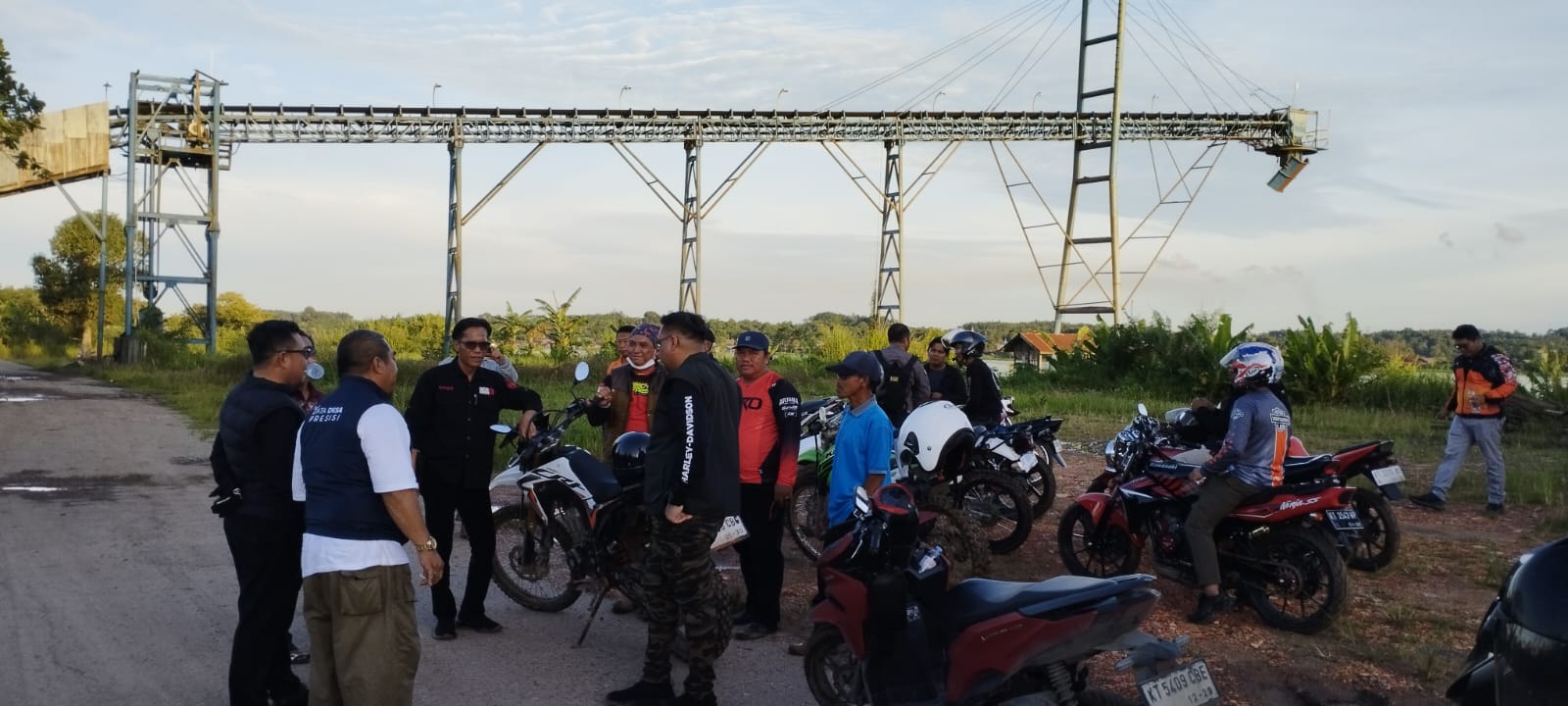 Bupati Kutai Kartanegara dr. Aulia Rahman Basri Tinjau Batas Jalan Desa Beloro–Desa Sebulu Modern