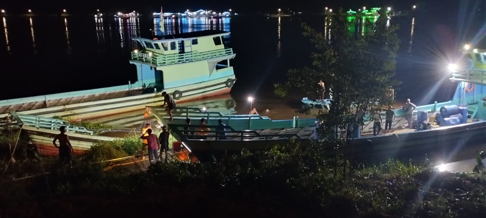 Kapal Feri Fatimah 2 Tenggelam di Perairan Sungai Mahakam Kecamatan Sebulu, Camat dan Kasi Trantib Turun ke Lokasi