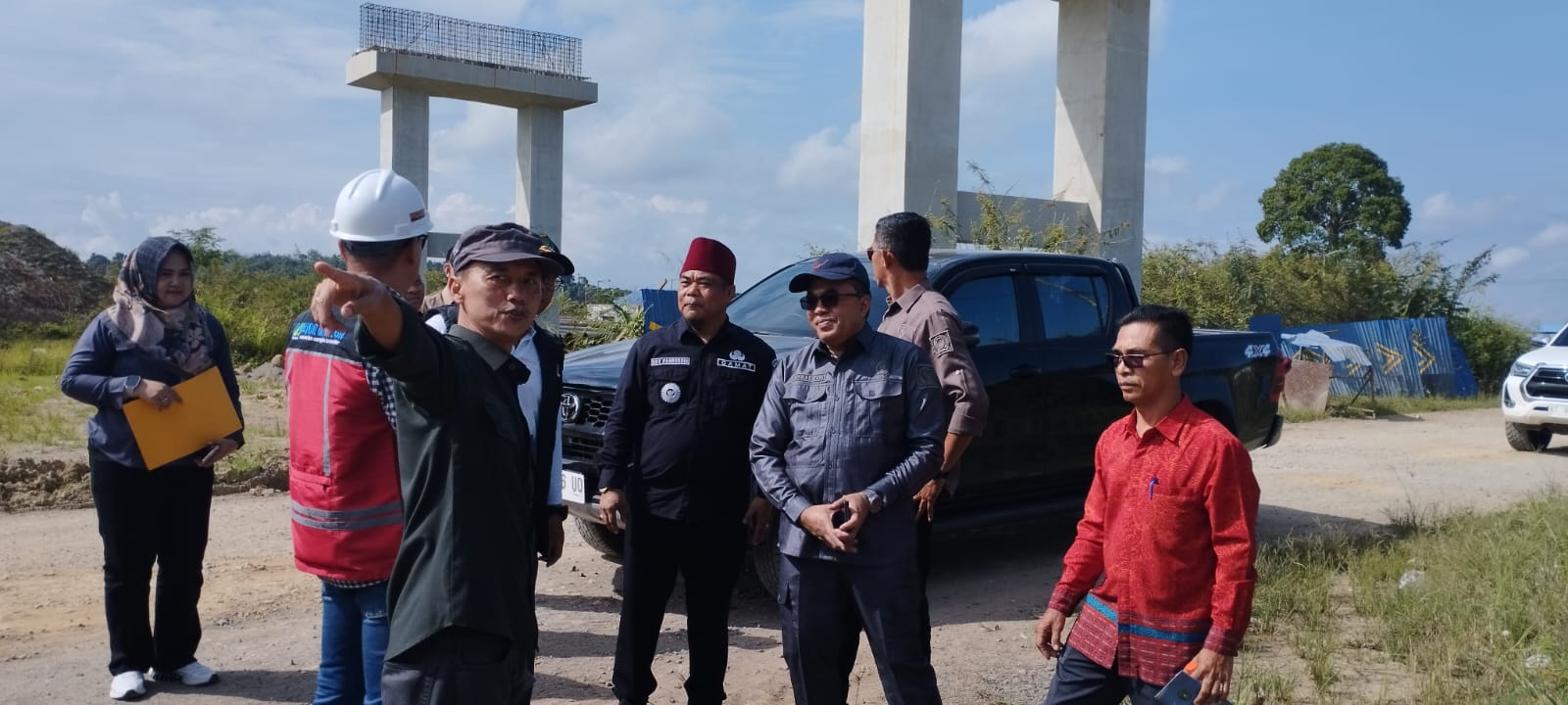 Camat Sebulu Dampingi Ketua DPRD Tinjau Progres Pembangunan Jembatan Sebulu