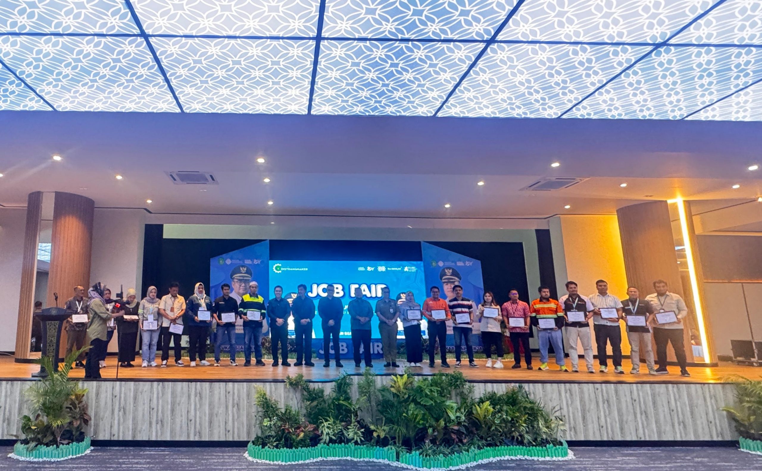 Kecamatan Sebulu Raih Penghargaan Inovasi Pelayanan AK1 melalui PECUT dari Distransnaker Kukar
